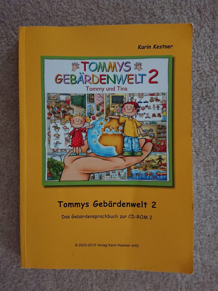 Tommys Gebärdenwelt 2 erweitert dann die Themenbereiche und damit auch den Wortschatz. Schwerhörige und gehörlose oder taube Kinder mit hörenden Eltern können davon profitieren.