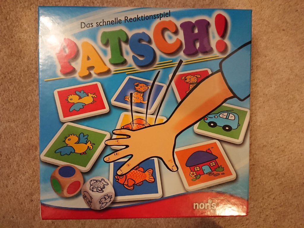 Patsch ist ein lustiges Reaktionsspiel, bei dem die Gebärden für die Farben von schwerhörigen und gehörlosen oder tauben Kindern geübt werden können. Auch für die hörenden Eltern ist dabei Spaß garantiert.
