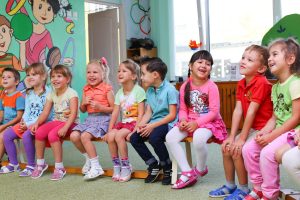 Viele Kinder besuchen eine Kita einen Kindergarten